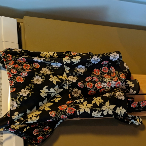 GUESS Silk black and pink flowered blouse. - Picture 3 of 6